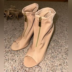 Cream elegant size 8.5 heel